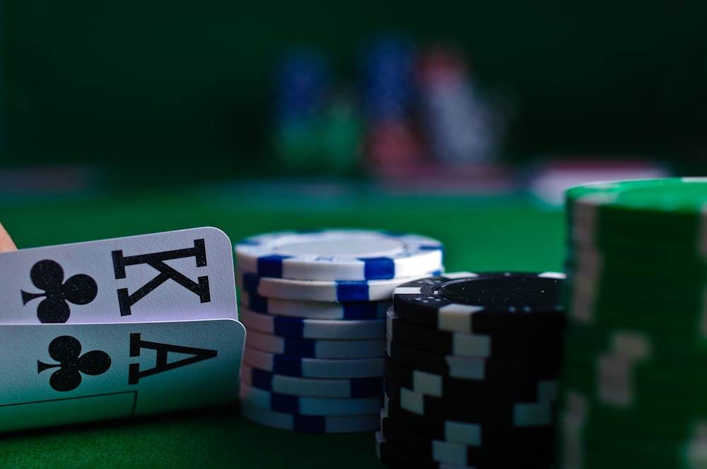Dua dadu di atas meja kasino hijau — melambangkan pilihan permainan slot, casino, poker, dan sportsbook