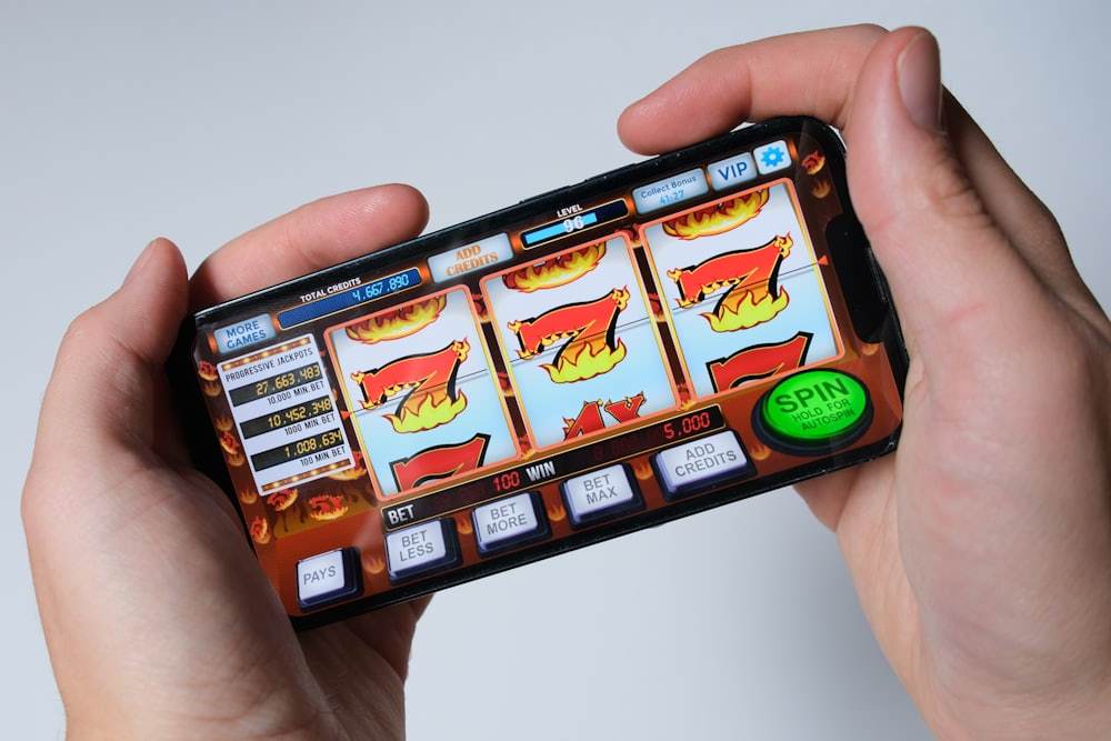 Tangan memegang ponsel untuk bermain game mobile — pengalaman membaca Ibc138 di layar kecil