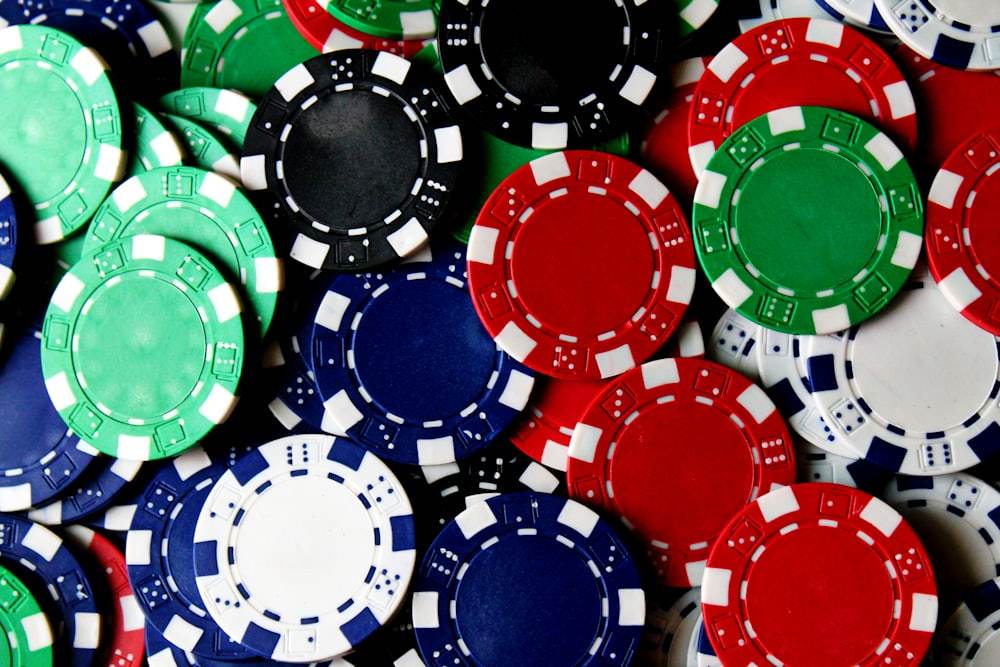 Kartu poker dan chip tersusun di atas meja hijau — permainan keterampilan yang populer di Indonesia