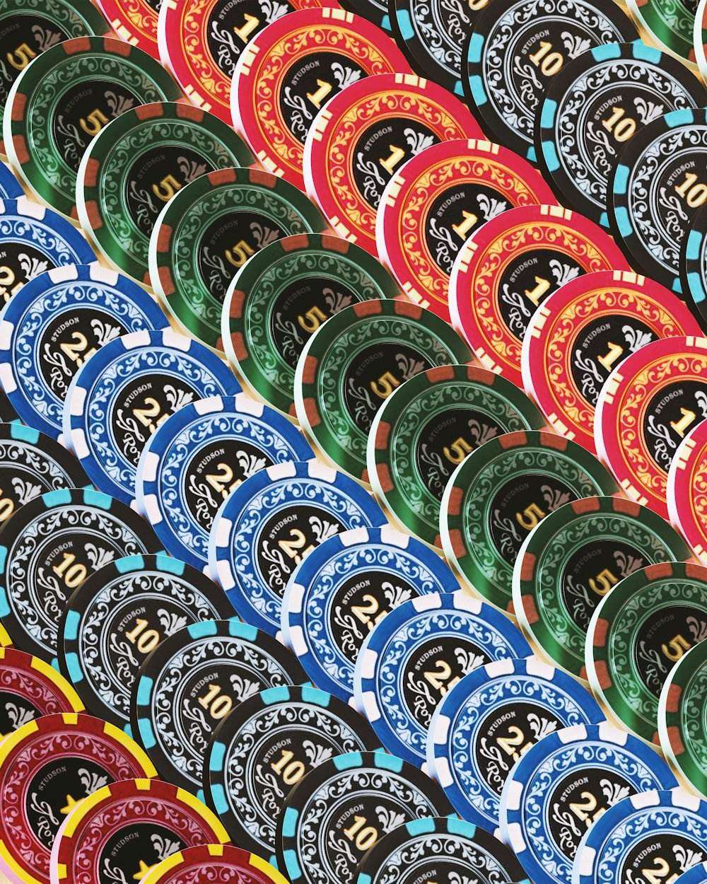 Tumpukan chip kasino dengan koin emas — simbol beragam bonus dan cashback di halaman promosi Ibc138