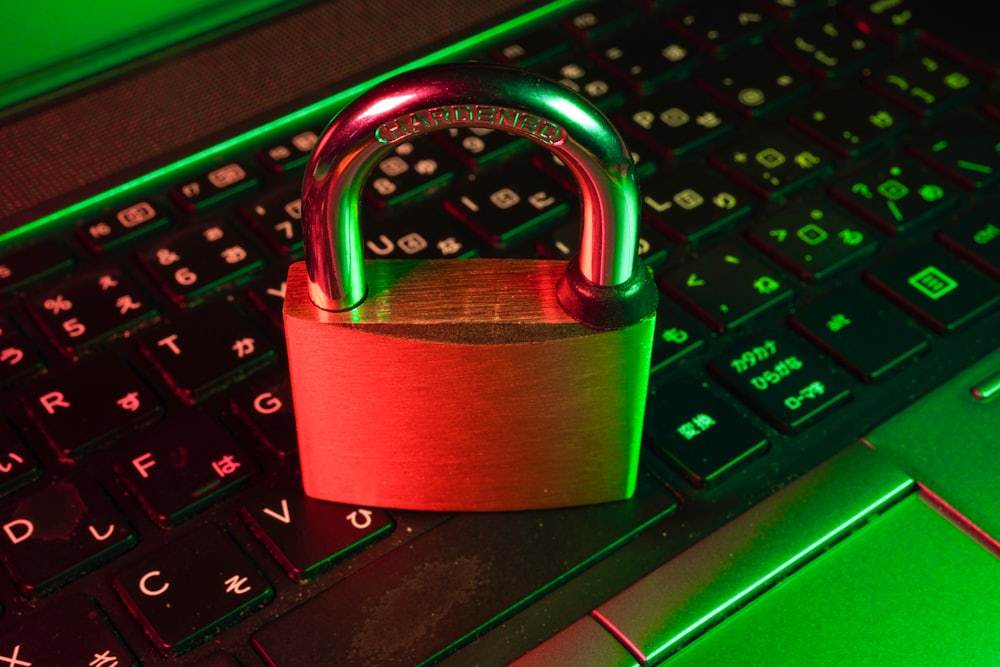 Kunci digital biru melambangkan keamanan akun dan perlindungan data pribadi pengguna Ibc138