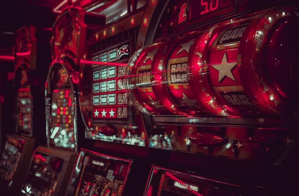 Layar mesin slot digital menyala penuh warna — tema permainan slot online yang populer di Indonesia